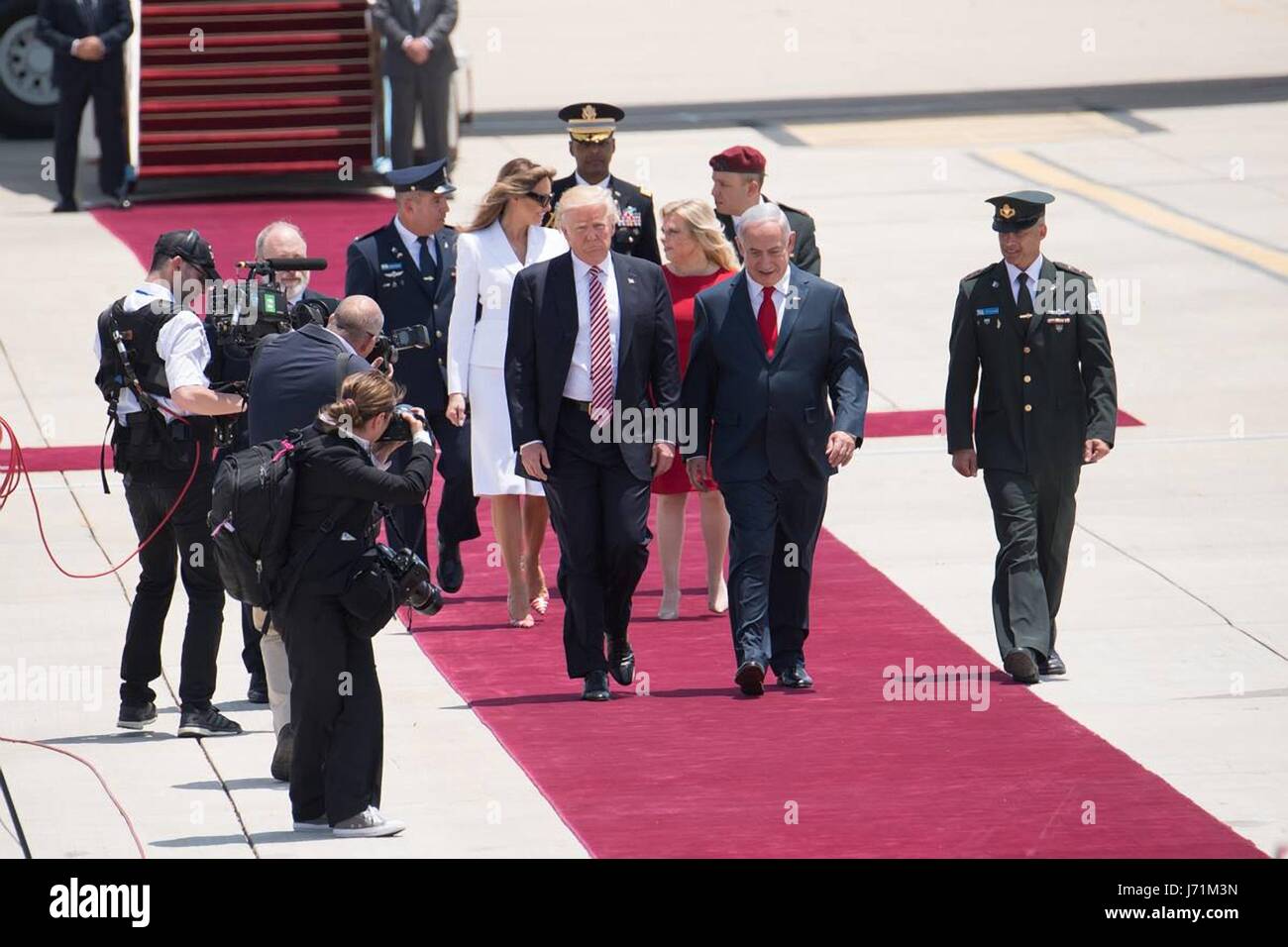 Tel Aviv, Israele. 22 Maggio, 2017. Stati Uniti Presidente Donald Trump passeggiate con il Primo Ministro israeliano di Israele Benjamin Netanyahu all'arrivo all'Aeroporto Internazionale Ben Gurion Maggio 22, 2017 a Tel Aviv, Israele. Credito: Planetpix/Alamy Live News Foto Stock