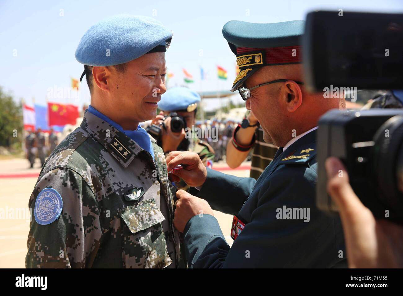 (170522) -- BEIRUT, 22 maggio 2017 (Xinhua) -- Col. Pu Yi (L), il comandante del xv lotto cinese, si è aggiudicata una medaglia durante il XV CHINBATT trasferimento di autorità (rotazione) cerimonia in sud villaggio libanese di Hinnieh dalla città portuale di pneumatico, il 22 maggio 2017. Capo del personale delle Nazioni Unite Forza interinale in Libano (UNIFIL) Brig. Gen. Pierre Liot De Nortbecourt presieduto lunedì 15 CHINBATT trasferimento di autorità (rotazione) cerimonia. De Nortbecourt supervisionato il xv cinese operazione di mantenimento della pace il trasferimento della forza di autorità al XVI uno lungo con il Capitano del XVI Foto Stock