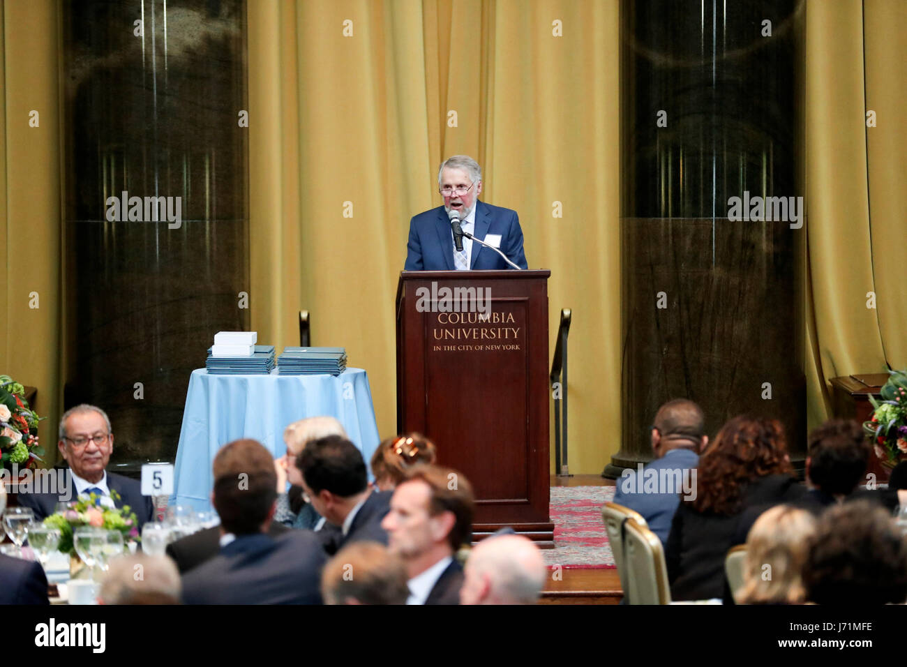 New York, Stati Uniti d'America. 23 Maggio, 2017. New York, Stati Uniti d'America. 22 Maggio, 2017. Premio Pulitzer Amministratore Mike orgoglio presiede il 2017 Premio Pulitzer Cerimonia di premiazione si terrà a New York, gli Stati Uniti, il 22 maggio 2017. Premio Pulitzer Amministratore Mike orgoglio ha annunciato i vincitori del 2017 premi Pulitzer nel mondo camera presso la Columbia University il 10 aprile a New York. Credito: Xinhua/Alamy Live News Foto Stock