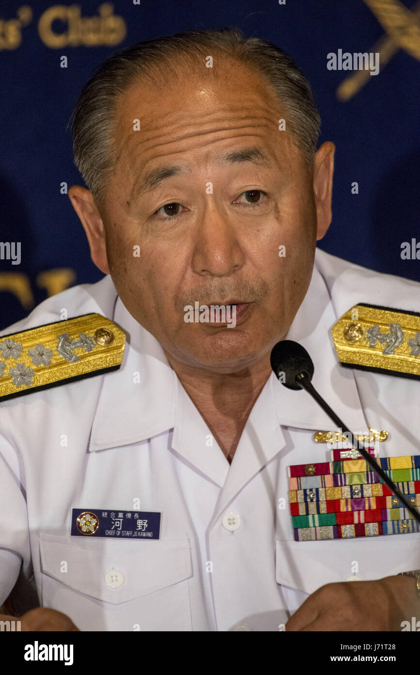 Tokyo, Giappone. 23 Maggio, 2017. Admiral Katsutoshi Kawano, la testa del Giappone del Comune di capi di Stato Maggiore dà un discorso durante una conferenza stampa presso il corrispondente estero Club del Giappone ( FCCJ ) in Tokyo, per spiegare le potenziali minacce provenienti da Cina, Corea del Nord e del terrorismo islamico. L'elezione di Donald Trump come presidente degli Stati Uniti ha gettato incertezza su come l'America risponderà, mettendo a fuoco il ruolo del Giappone del de facto di militari, le Forze di autodifesa. Infatti, Abe ha risposto con una nuova spinta per modificare la Costituzione pacifista da 2020 a riconoscere l'esistenza del Giappone armate dell Foto Stock