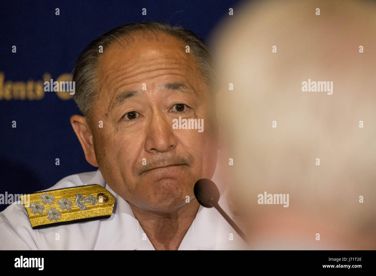 Tokyo, Giappone. 23 Maggio, 2017. Admiral Katsutoshi Kawano, la testa del Giappone del Comune di capi di Stato Maggiore dà una risposta alle domande poste nel corso di una conferenza stampa presso il corrispondente estero Club del Giappone ( FCCJ ) in Tokyo, per spiegare le potenziali minacce provenienti da Cina, Corea del Nord e del terrorismo islamico. L'elezione di Donald Trump come presidente degli Stati Uniti ha gettato incertezza su come l'America risponderà, mettendo a fuoco il ruolo del Giappone del de facto di militari, le Forze di autodifesa. Infatti, Abe ha risposto con una nuova spinta per modificare la Costituzione pacifista da 2020 a riconoscere l'esistenza di Foto Stock