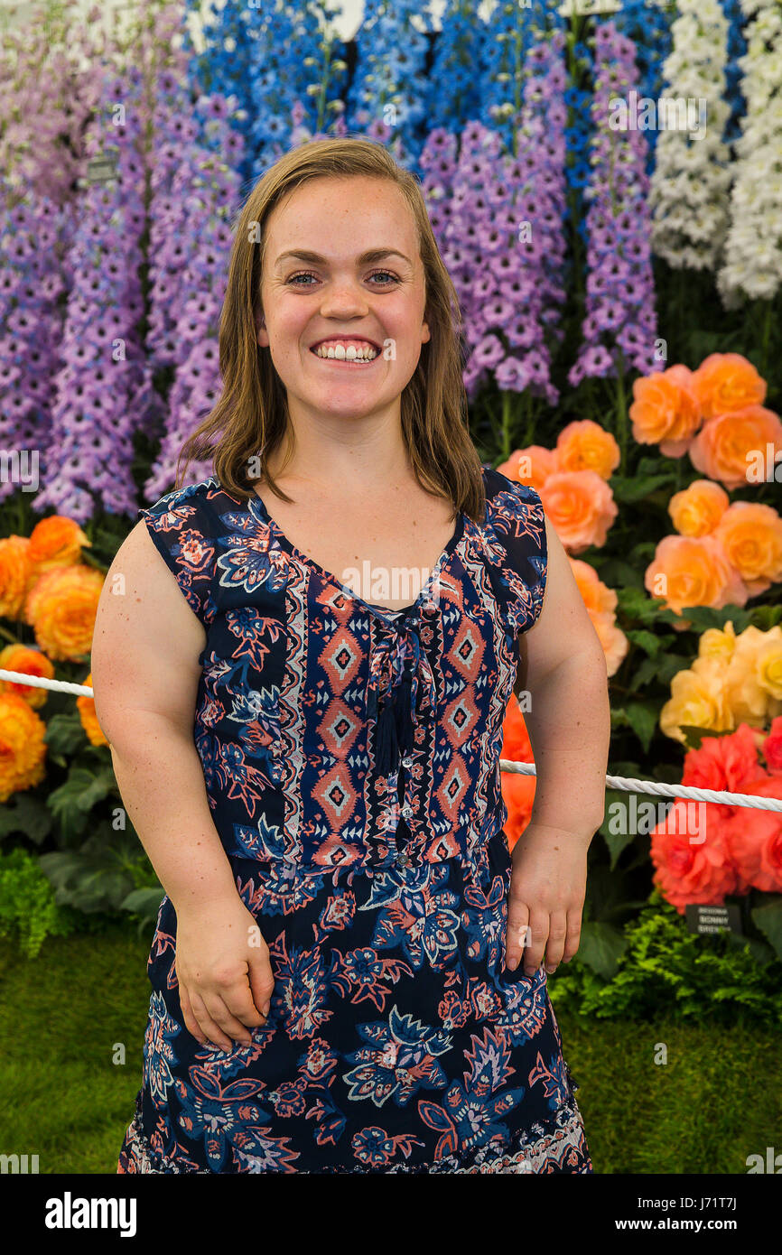 Chelsea Londra UK RHS Chelsea Flower Show. 22 maggio 2017. Nuotatore paralimpico Ellie Symonds tenendo nel mirino del Chelsea Flower seminare Credito: David Betteridge/Alamy Live News Foto Stock