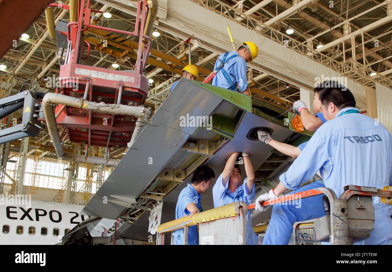 (170523) -- XIAMEN, 23 maggio 2017 (Xinhua) -- il personale dei lavoratori la riparazione di un aereo di una compagnia aerea straniera a Taikoo Aircraft Engineering Co., Ltd. in Xiamen, a sud-est della Cina di provincia del Fujian, 23 maggio 2017. Ci sono 13 aviazione Imprese di manutenzione a Xiamen. Totale valore di uscita di manutenzione aeronautica industria in Xiamen raggiunto 12.11 miliardi di yuan (circa 1,76 miliardi di dollari) nel 2016. (Xinhua/Jiang Kehong)(mcg) Foto Stock