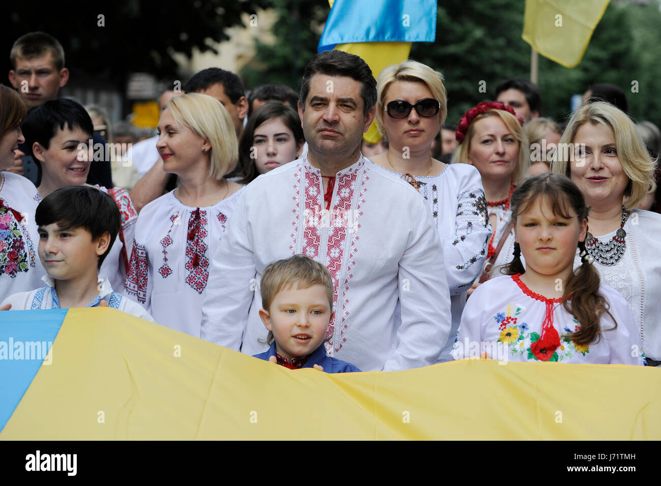 Una stima di diverse centinaia di ucraini che indossano costumi nazionali hanno marciato attraverso il centro di Praga Repubblica Ceca, 21 maggio 2017 con lo scopo di sostenere il processo di pace in Ucraina e a 'stop la guerra in tutto il mondo". I partecipanti hanno portato le bandiere di Ucraina, l'Unione europea e la Repubblica ceca. Hanno cantato nazionale ucraina di canzoni. A partire dalla fine dello scorso anno, 109,850 ucraini vissuto nella Repubblica ceca secondo la Repubblica ceca Istituto Statistico (CSU).L'associazione Berehynia, che ha organizzato il marzo, mira a pubblicizzare la loro cultura, particolarmente canzoni, letteratura, cerimonie e traditio Foto Stock