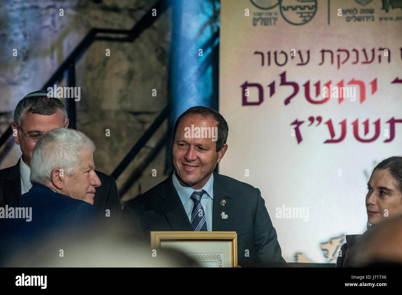 Gerusalemme, Israele. 22 Maggio, 2017. Gerusalemme il sindaco Nir Barkat presenta un certificato di merito per il prof. Khalil Abu Dalo, un bambino arabo-israeliano medico designato un "Degno cittadino di Gerusalemme' alla cerimonia annuale presso la famosa Torre di Davide. La cerimonia onori cittadini esemplari di Gerusalemme. Credito: Yagil Henkin/Alamy Live News Foto Stock