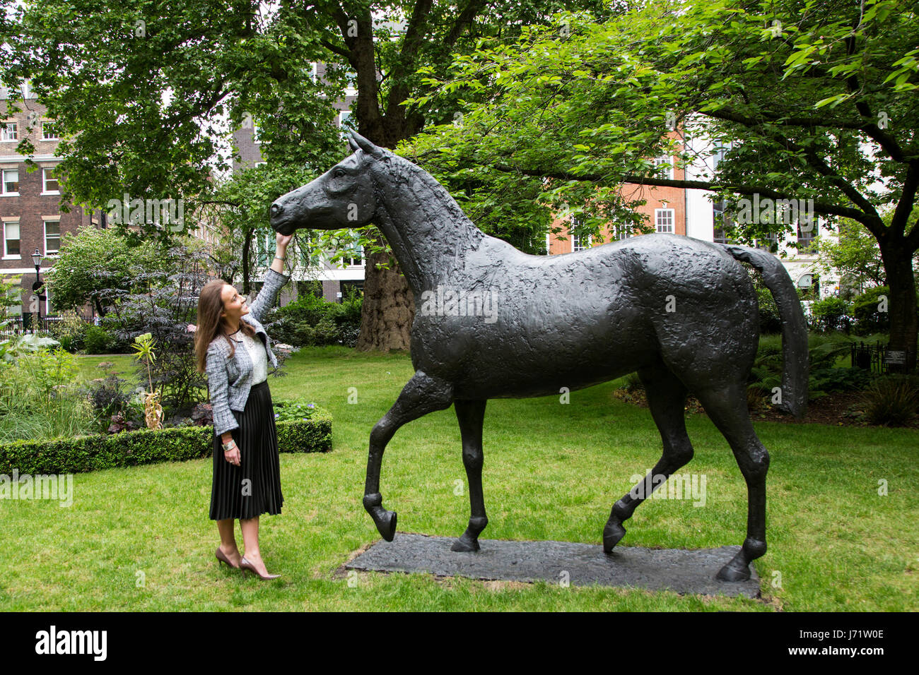 Londra, Regno Unito. 23 maggio 2017. Cavallo,1980, dalle dame Elisabeth Frink, est. GBP 700,000-1,000.000. Christie's presenta una mostra all'aperto di sculture moderne in St James's Square sulla vista del pubblico dal 23 maggio al 29 giugno 2017. La mostra presenta otto opere che verranno offerti nella moderna arte inglese e impressionista & Arte Moderna vendite come parte del XX secolo da Christie's. La vendita ha luogo dal 26 al 29 giugno 2017. Foto: immagini vibranti/Alamy Live News Foto Stock
