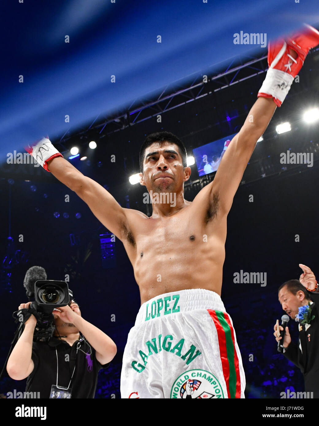 Ganigan Lopez (MEX), Naoki Sudo, 20 maggio 2017 - Pugilato : Ganigan Lopez del Messico pone come anello annunciatore Naoki Sudo le chiamate prima di lui la luce dei WBC pesi mosca titolo bout ad Ariake Colosseum a Tokyo in Giappone. (Foto di Hiroaki Yamaguchi/AFLO) Foto Stock
