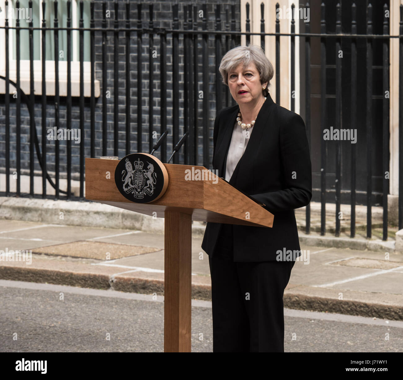 Londra, 23 maggio 2017; Theresa Maggio fa una dichiarazione di Downing Street sul bombardamento di Manchester Credito: Ian Davidson/Alamy Live News Foto Stock