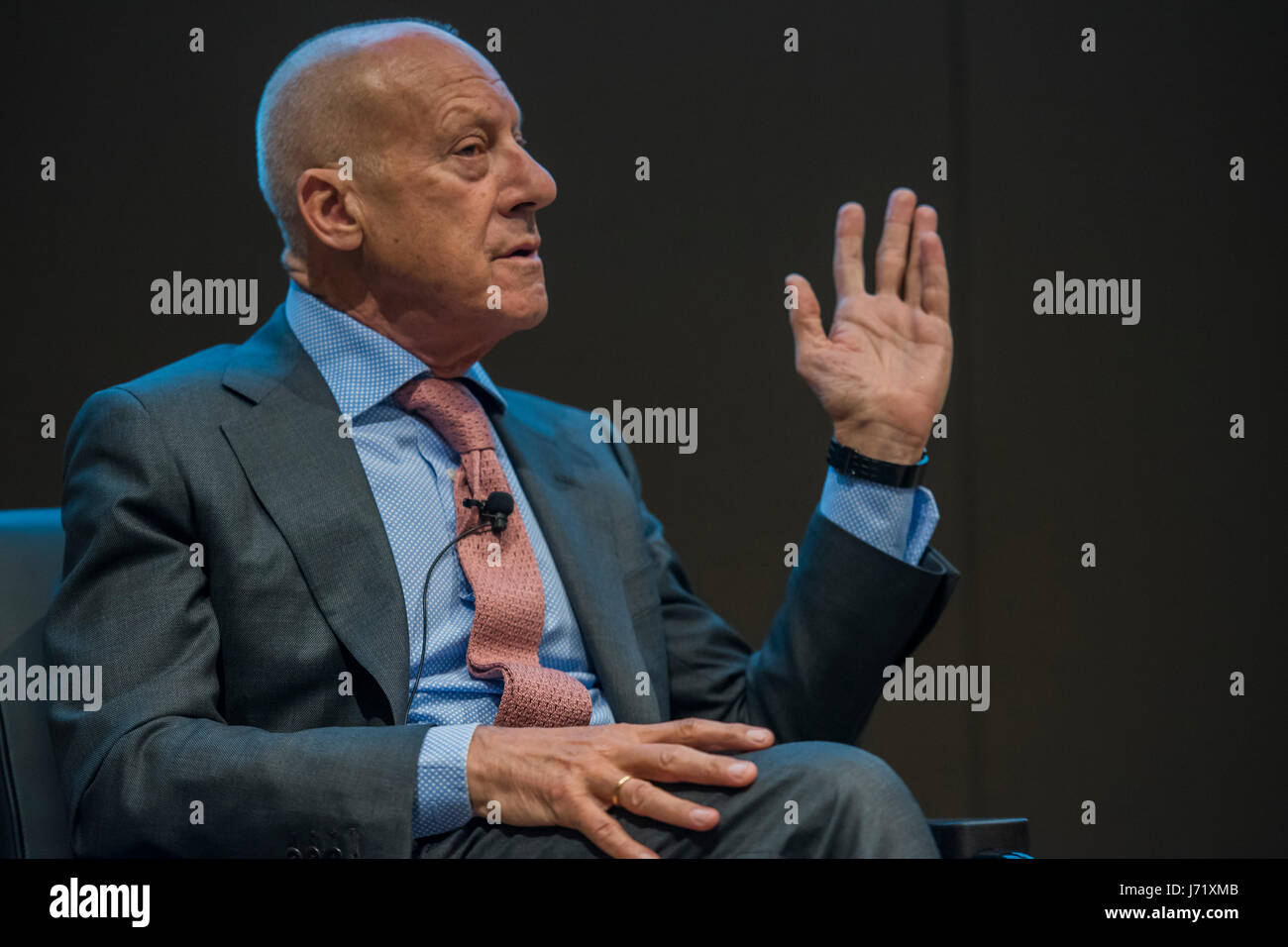 Londra, Regno Unito. 23 Maggio, 2017. Lord Norman Foster uno dei curatori - Il Cartier in movimento mostra presso il museo del design. Londra 23 maggio 2017. Credito: Guy Bell/Alamy Live News Foto Stock