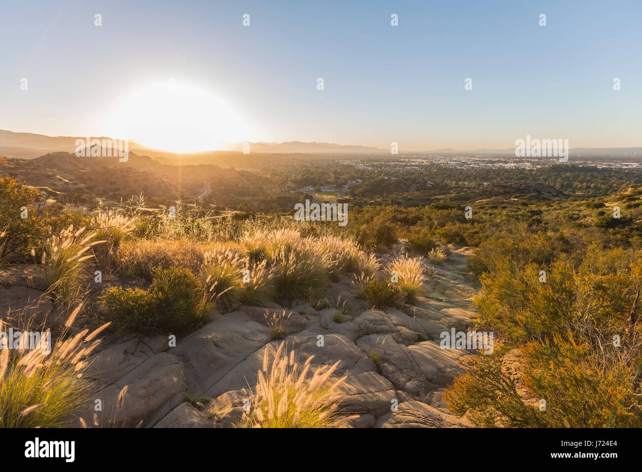 Sunrise vista da Santa Susana State Historic Park nella valle di San Fernando zona di Los Angeles, California. Foto Stock