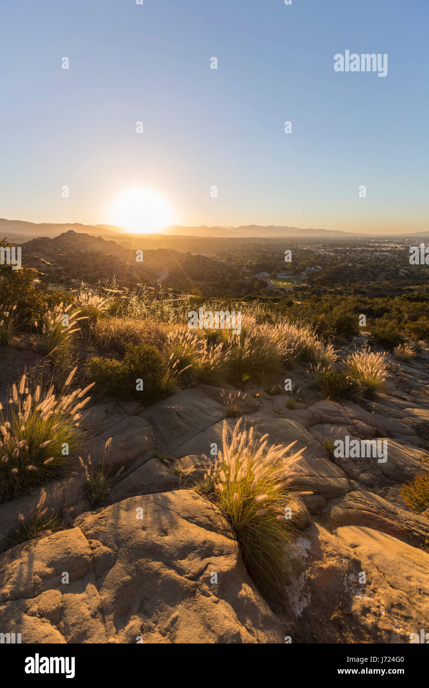 Alba vista da Santa Susana State Historic Park nella valle di San Fernando zona di Los Angeles, California. Foto Stock