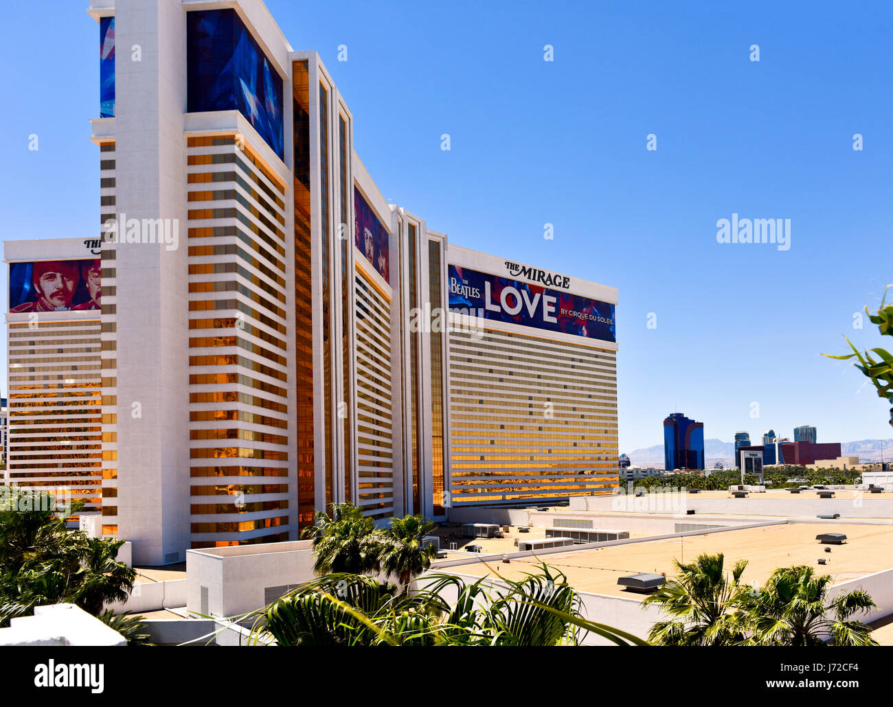 La parte esterna del Mirage Hotel e Casino con Beatles Love segni, in Las Vegas Nevada Foto Stock