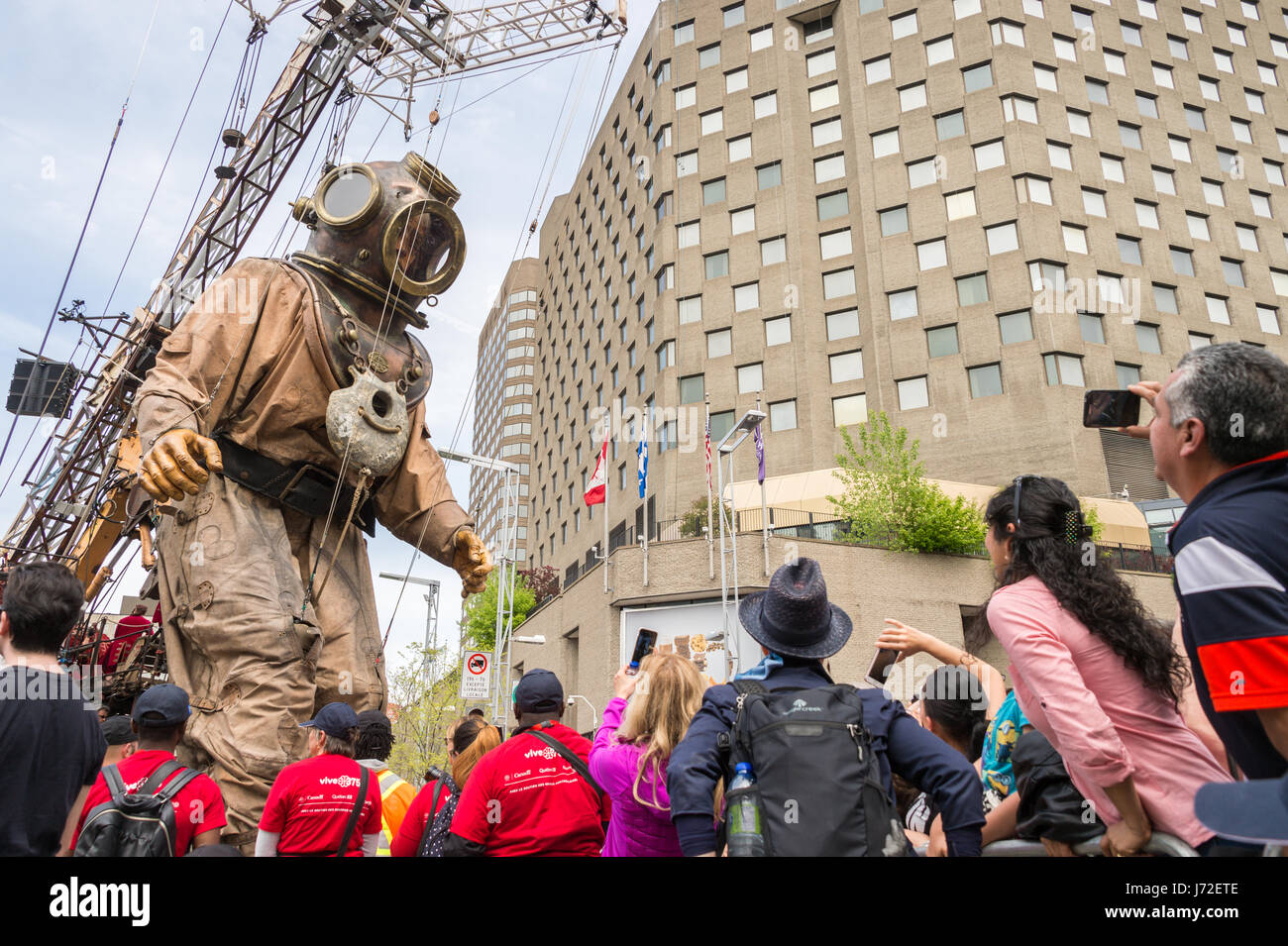 Montreal, CA - 21 Maggio 2017: Royal de Luxe giganti come parte delle celebrazioni del 375 anniversario di Montreal Foto Stock