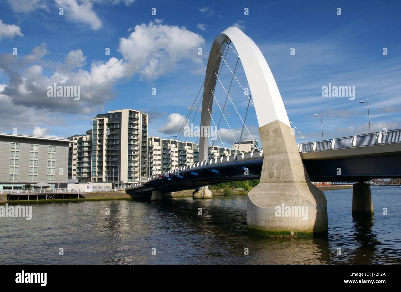 Ponte ad arco archi scozia glasgow firmamento cielo acqua di fiume casa blu home Foto Stock