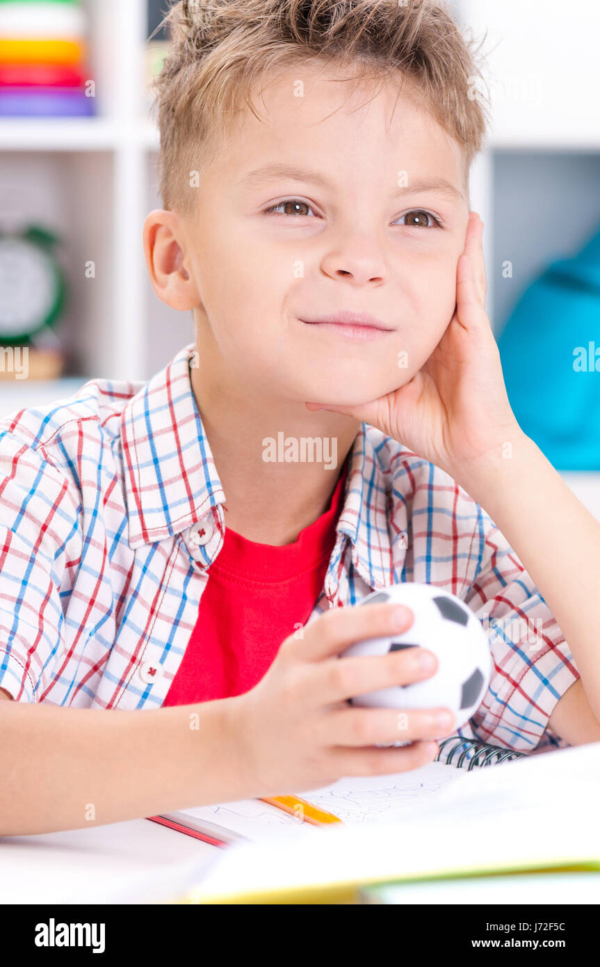 Ragazzo facendo i compiti di scuola Foto Stock