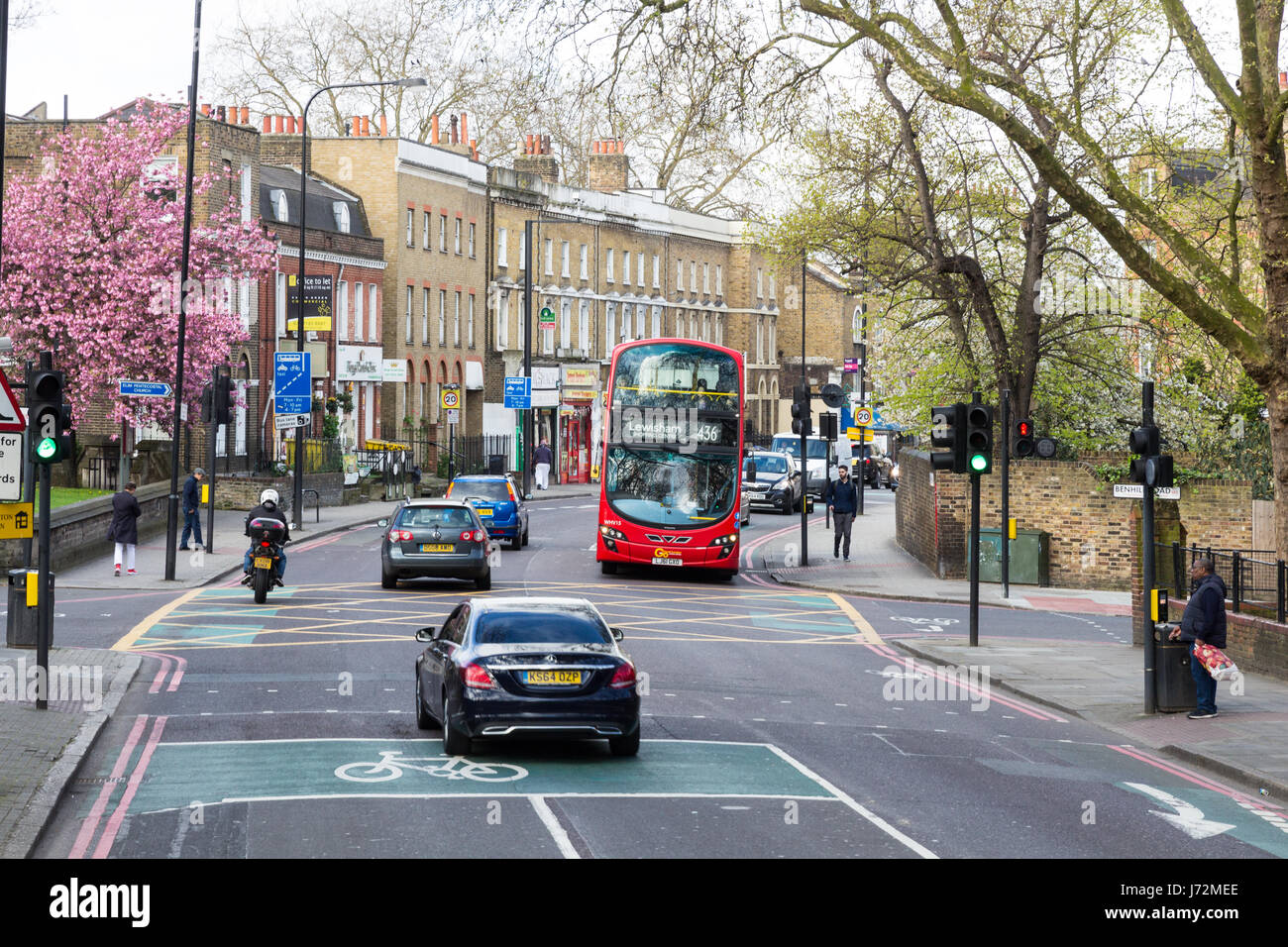 London, Regno Unito - 1 Aprile, 2017: Città di Londra, vista da un double decker, autobus rossi, taxi, persone street, edifici, folla Foto Stock