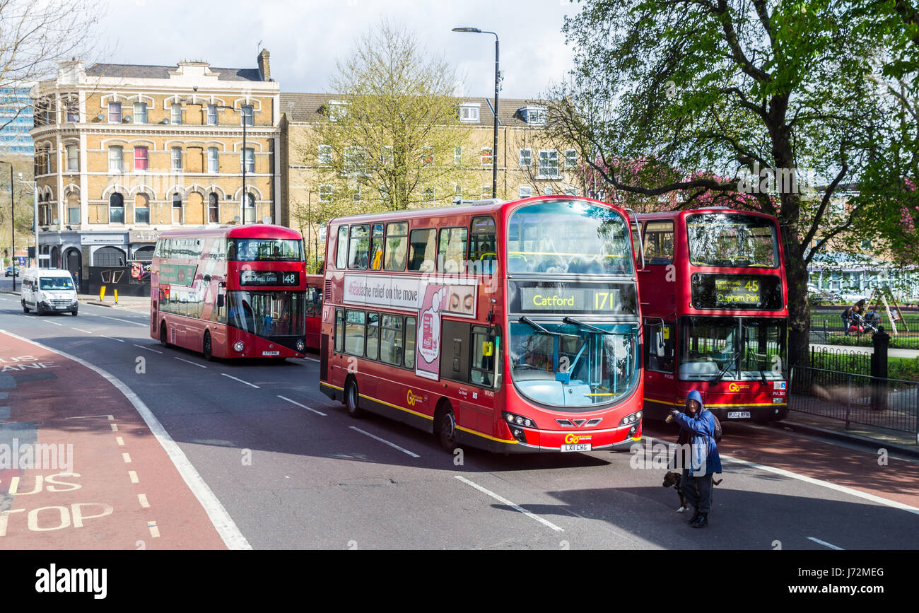 London, Regno Unito - 1 Aprile, 2017: Città di Londra, vista da un double decker, autobus rossi, taxi, persone street, edifici, folla Foto Stock