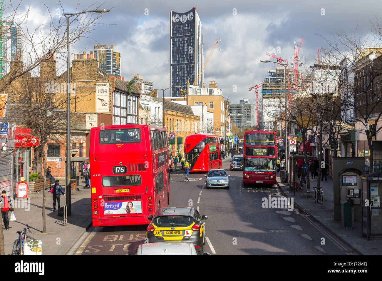 London, Regno Unito - 1 Aprile, 2017: Città di Londra, vista da un double decker, autobus rossi, taxi, persone street, edifici, folla Foto Stock