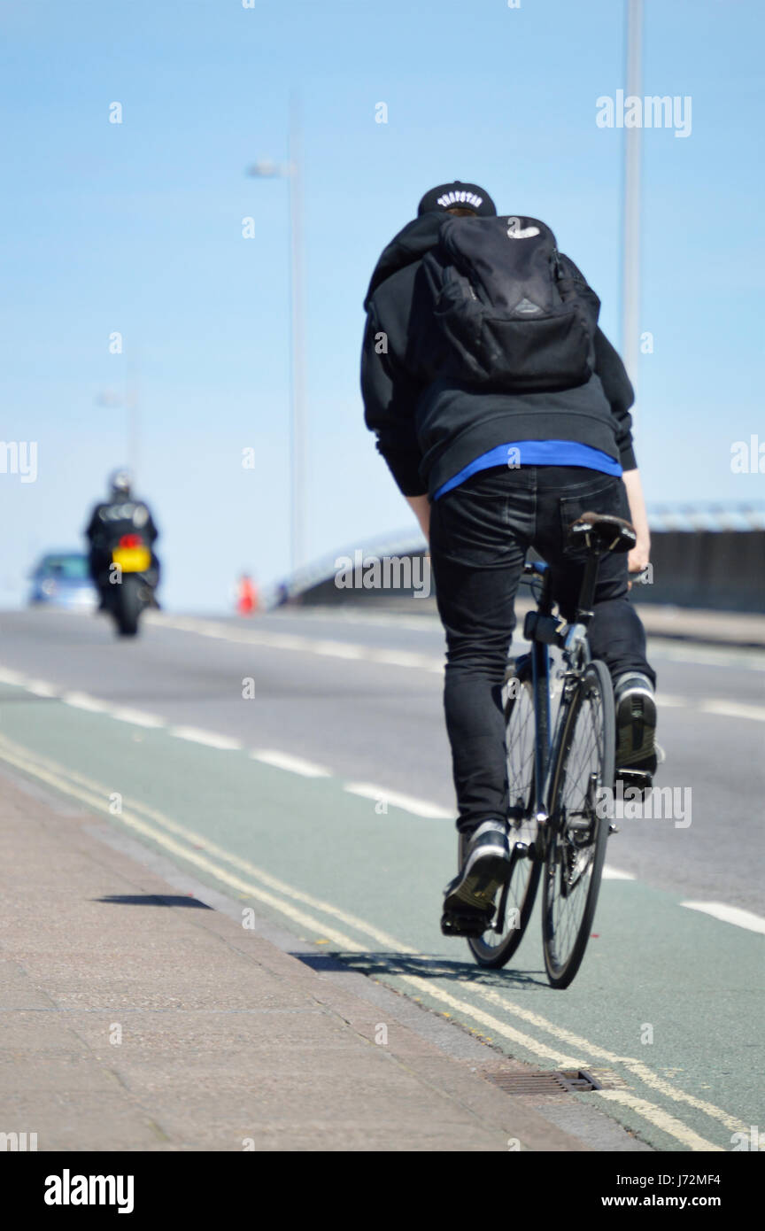 Un ciclista in bicicletta in salita lungo una pista ciclabile sul ponte Itchen a Southampton, Regno Unito Foto Stock