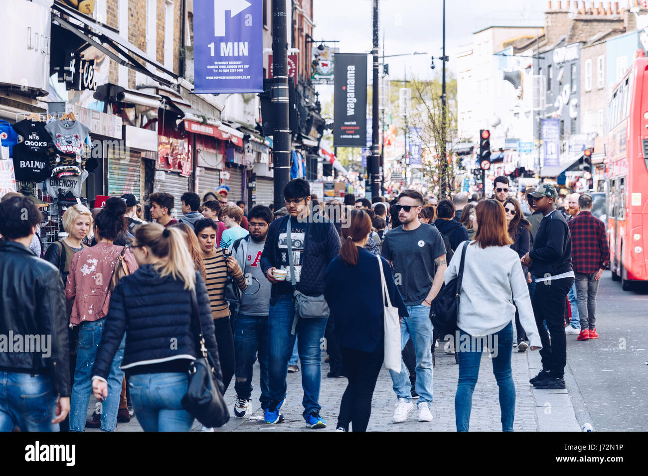 London, Regno Unito - 2 Aprile, 2017: Camden Lock Bridge che è una famosa cultura alternativa negozi di Camden Town, Londra, i suoi mercati sono visitati da mor Foto Stock