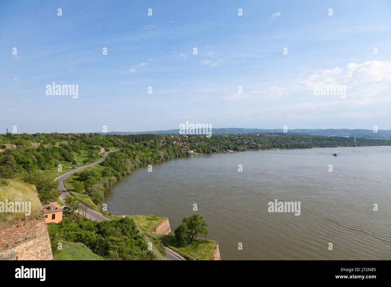 Sponda del Danubio da Petrovaradin Fortress a Novi Sad Serbia. Danubio è uno dei più grandi fiumi dell'Europa centrale e orientale Foto del D Foto Stock