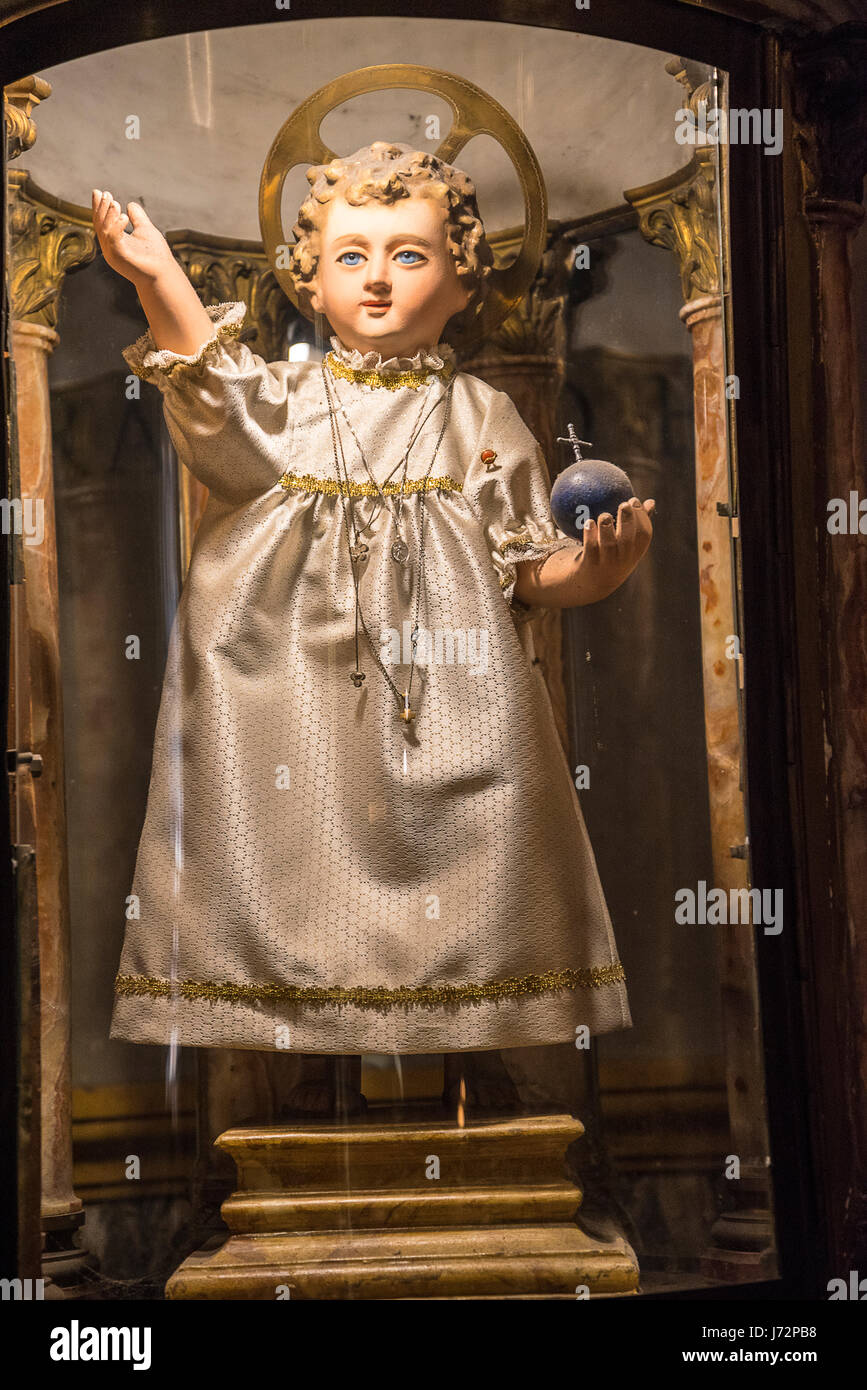 Statua di Gesù Bambino di Praga nella chiesa di San Andreas a Roma Italia  Foto stock - Alamy