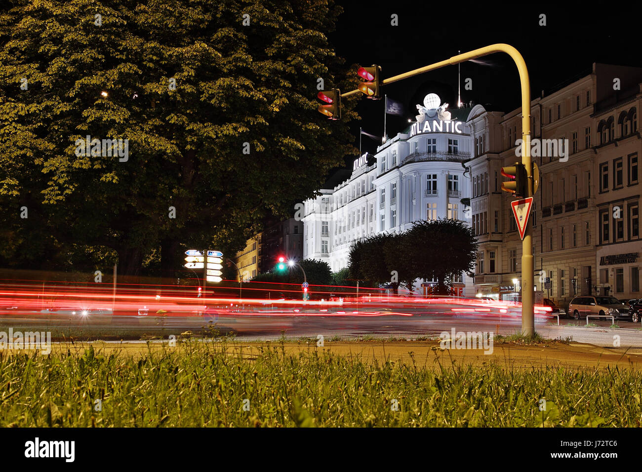 Trasporto di traffico notturno di notte hotel hamburg lampadario semaforo Foto Stock