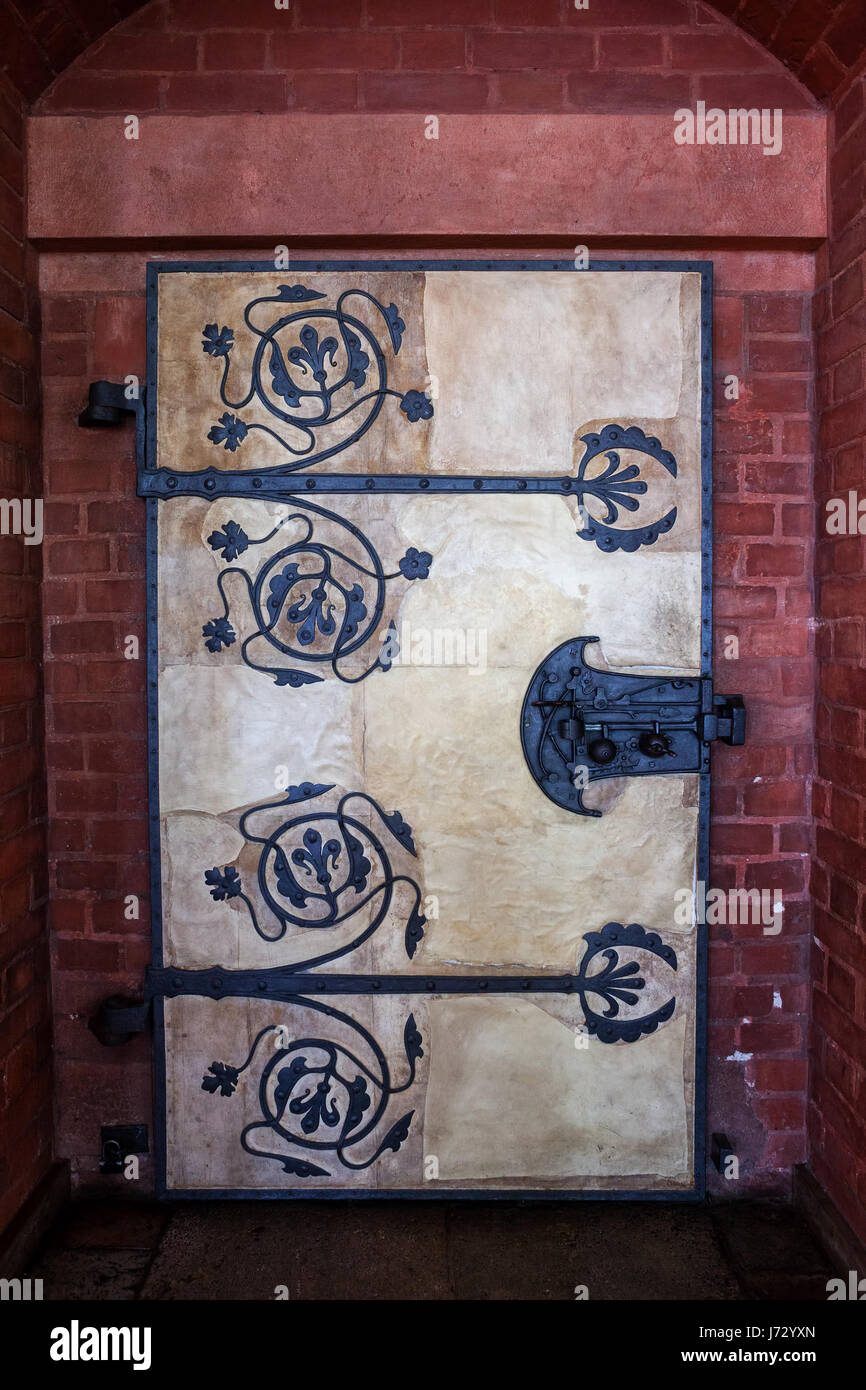 Ferro rinforzato con piante motif porta in legno in epoca medievale castello di Malbork in Polonia, Europa Foto Stock