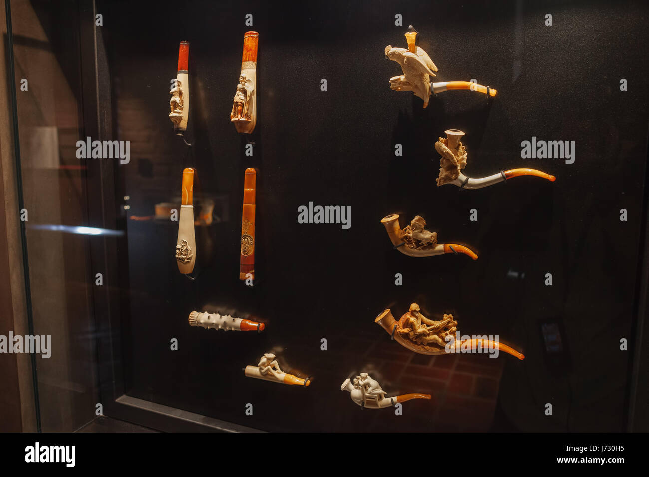 Ambra scolpita tubi di antiquariato con sculture, figurine collezione ambra espositivo nel castello di Malbork museum, Polonia, Europa Foto Stock