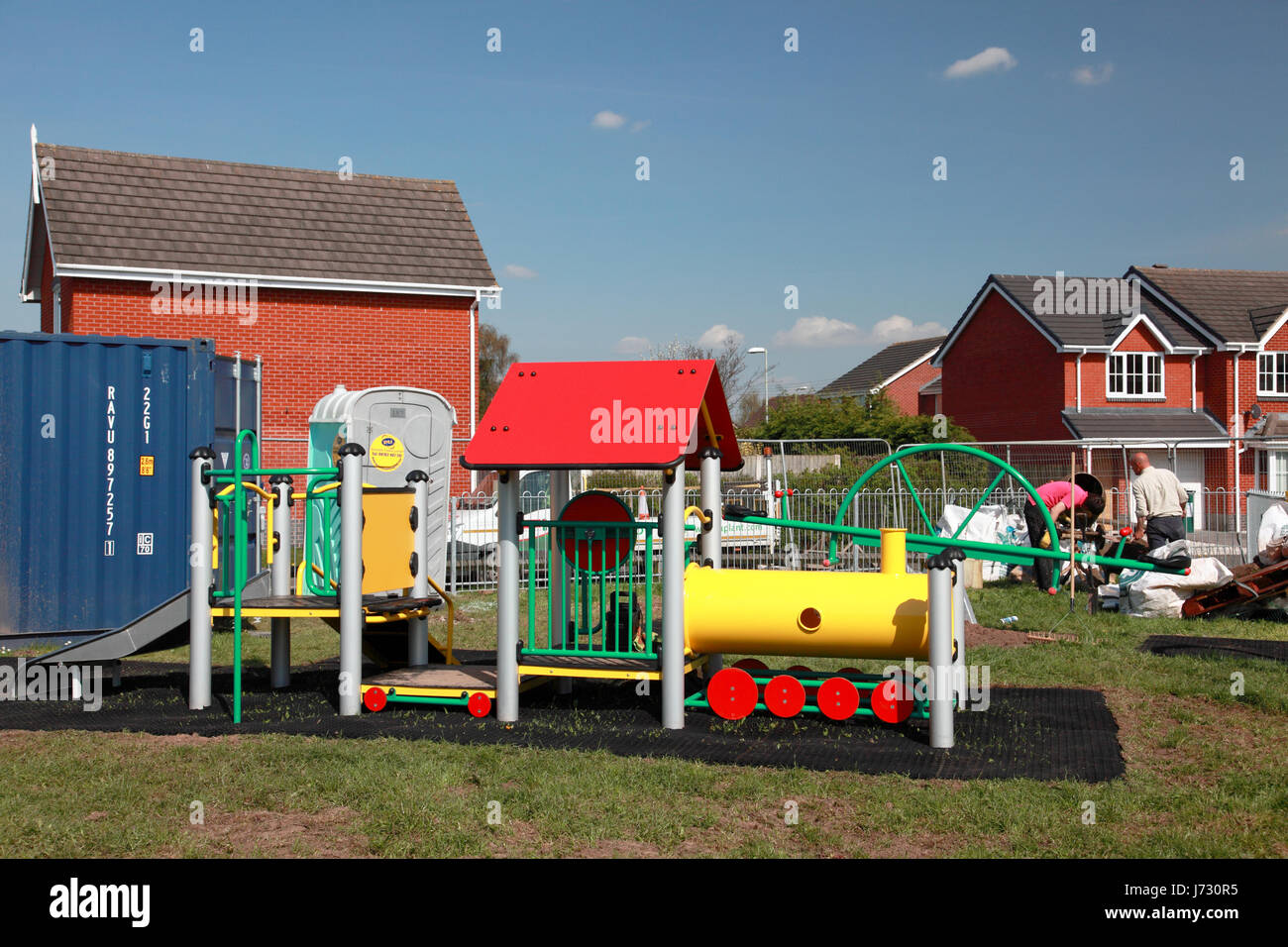 Un parco giochi per bambini in costruzione come parte dello sviluppo di un nuovo alloggiamento station wagon Foto Stock