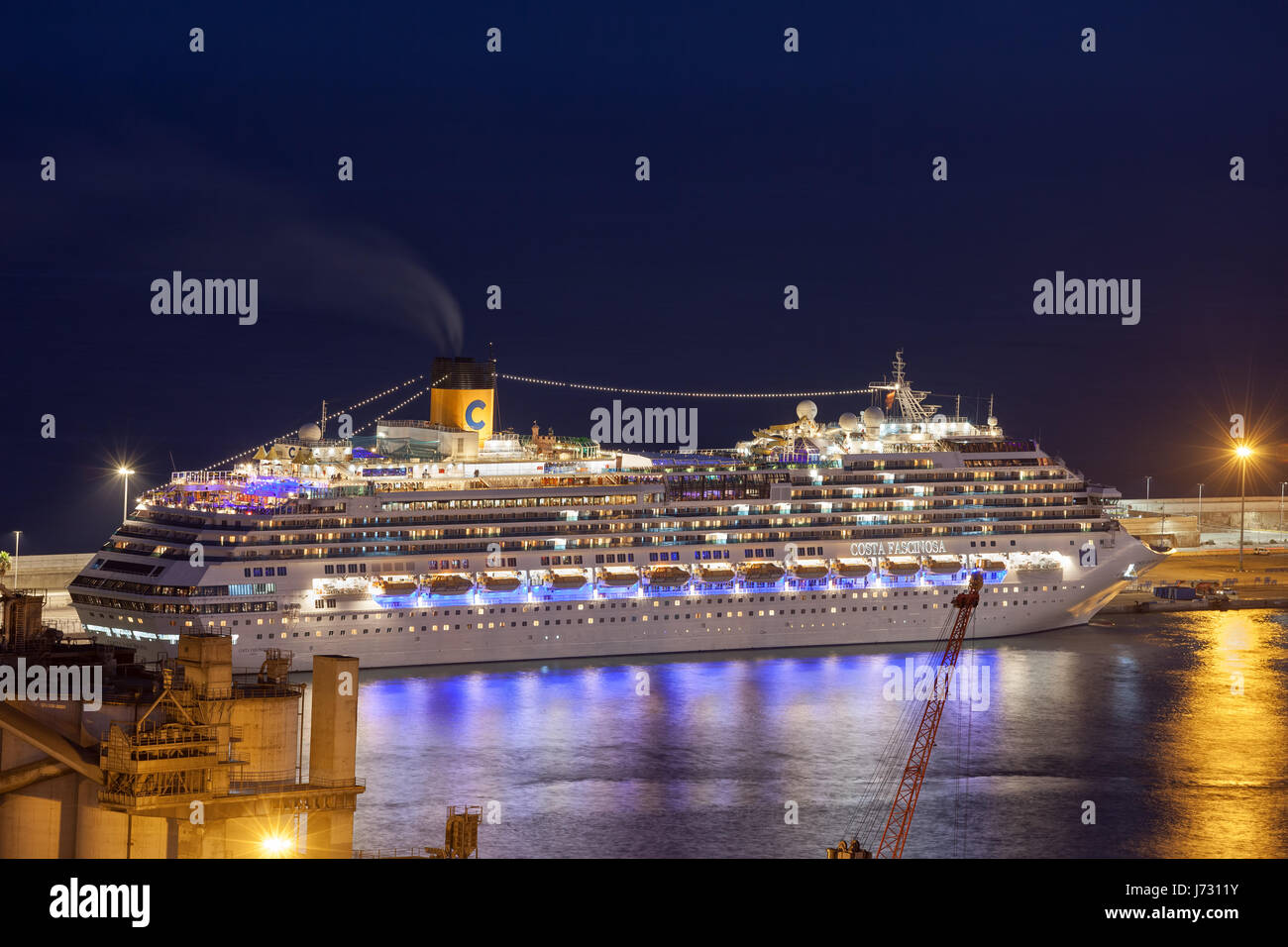 Costa Fascinosa nave da crociera durante la notte nel porto di Barcellona,  in Catalogna, Spagna Foto stock - Alamy