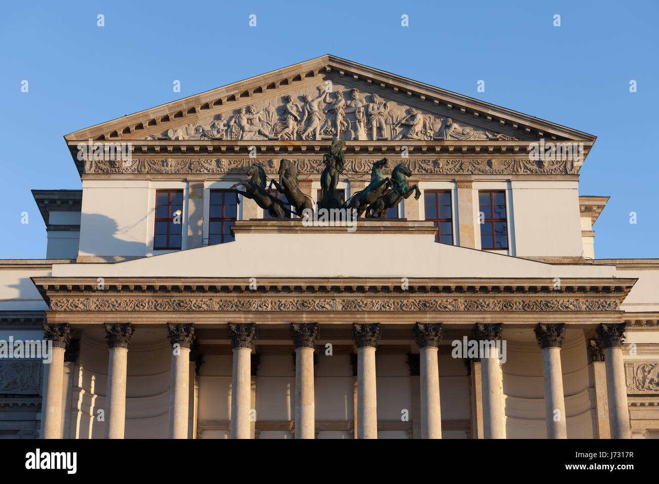 Grand Theatre e al Teatro Nazionale di Varsavia, Polonia, di colonne corinzie, frontone con sollievo e la quadriga, stile classico dettagli architettonici Foto Stock