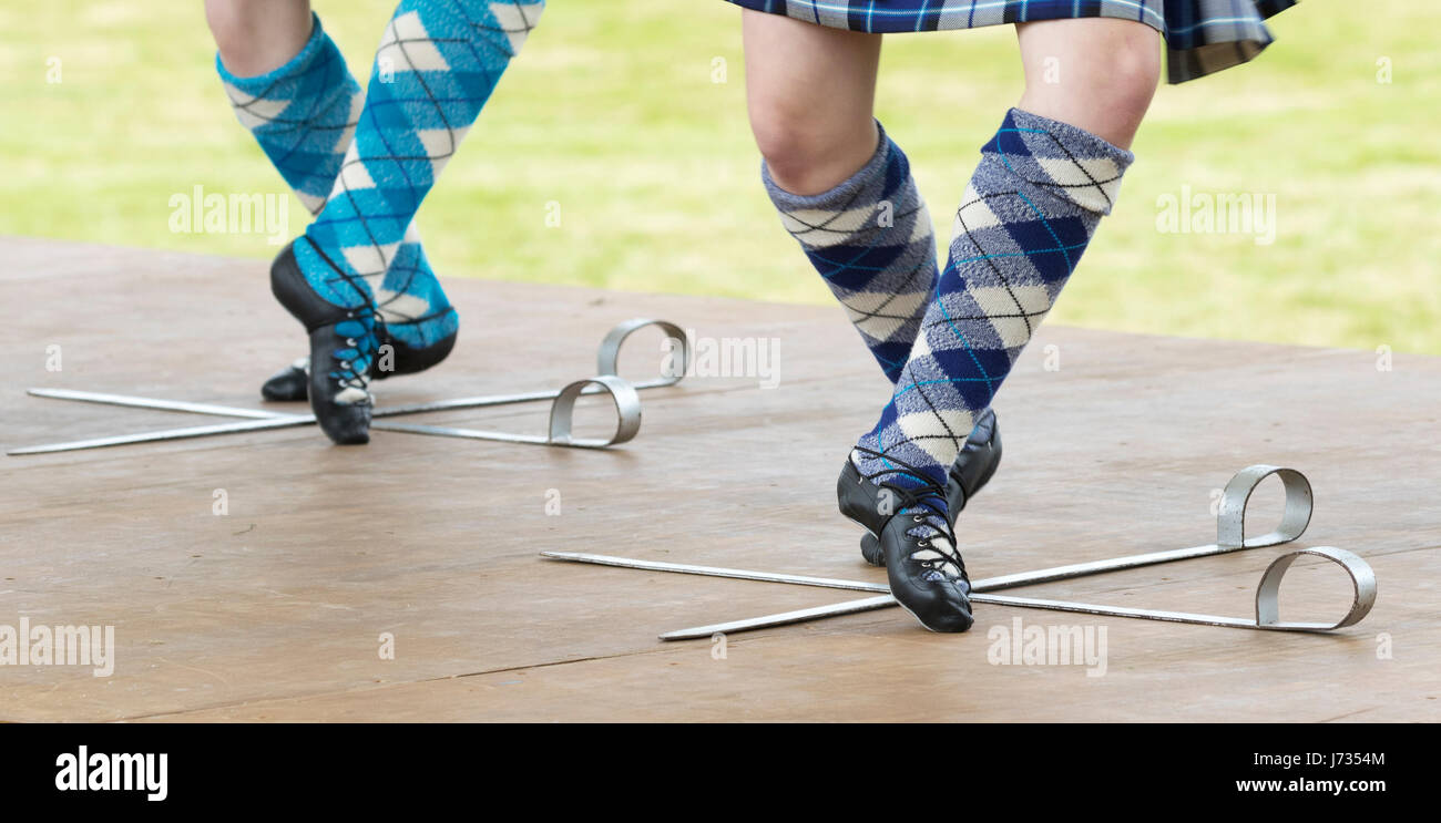 Fochabers, Scozia - Maggio 21, 2017: due Highland ballerini eseguono un tradizionale ballo di spada durante i Giochi delle Highland a Gordon Castello. Foto Stock