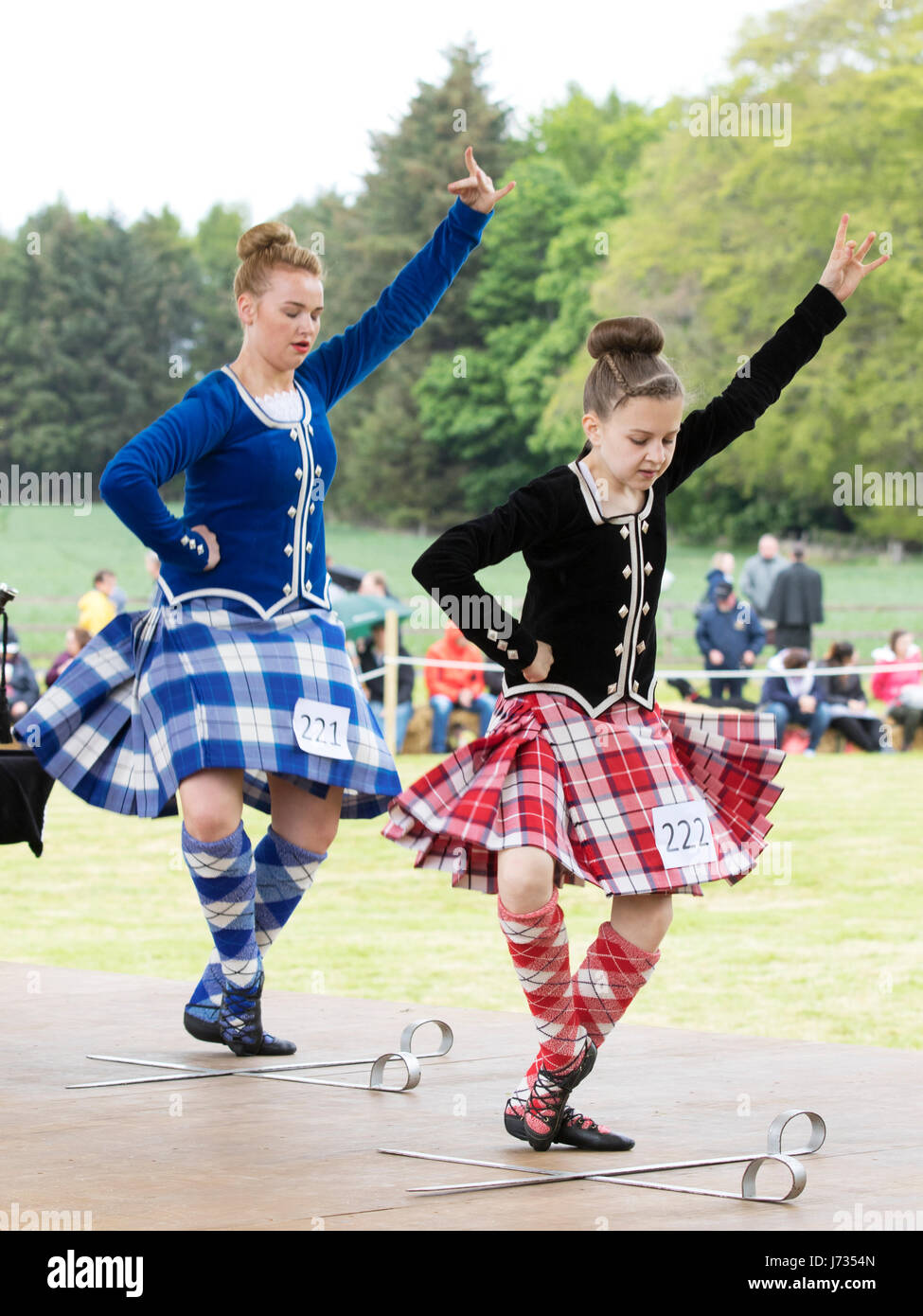 Fochabers, Scozia - Maggio 21, 2017: due Highland ballerini eseguono un tradizionale ballo di spada durante i Giochi delle Highland a Gordon Castello, Fochabers Foto Stock