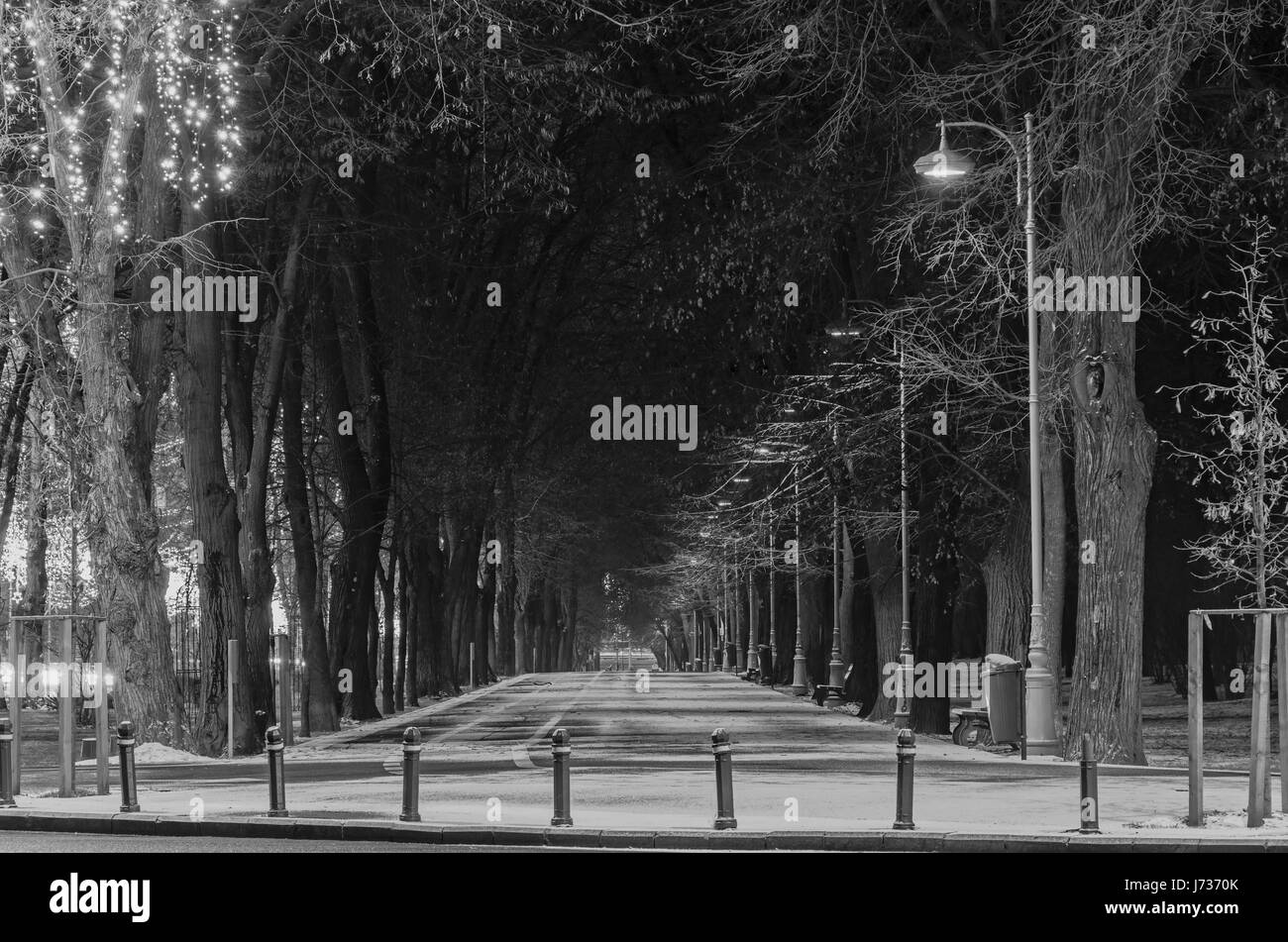 Vicolo dalla città europea, notte tempo invernale, Bucarest Romania. Foto Stock