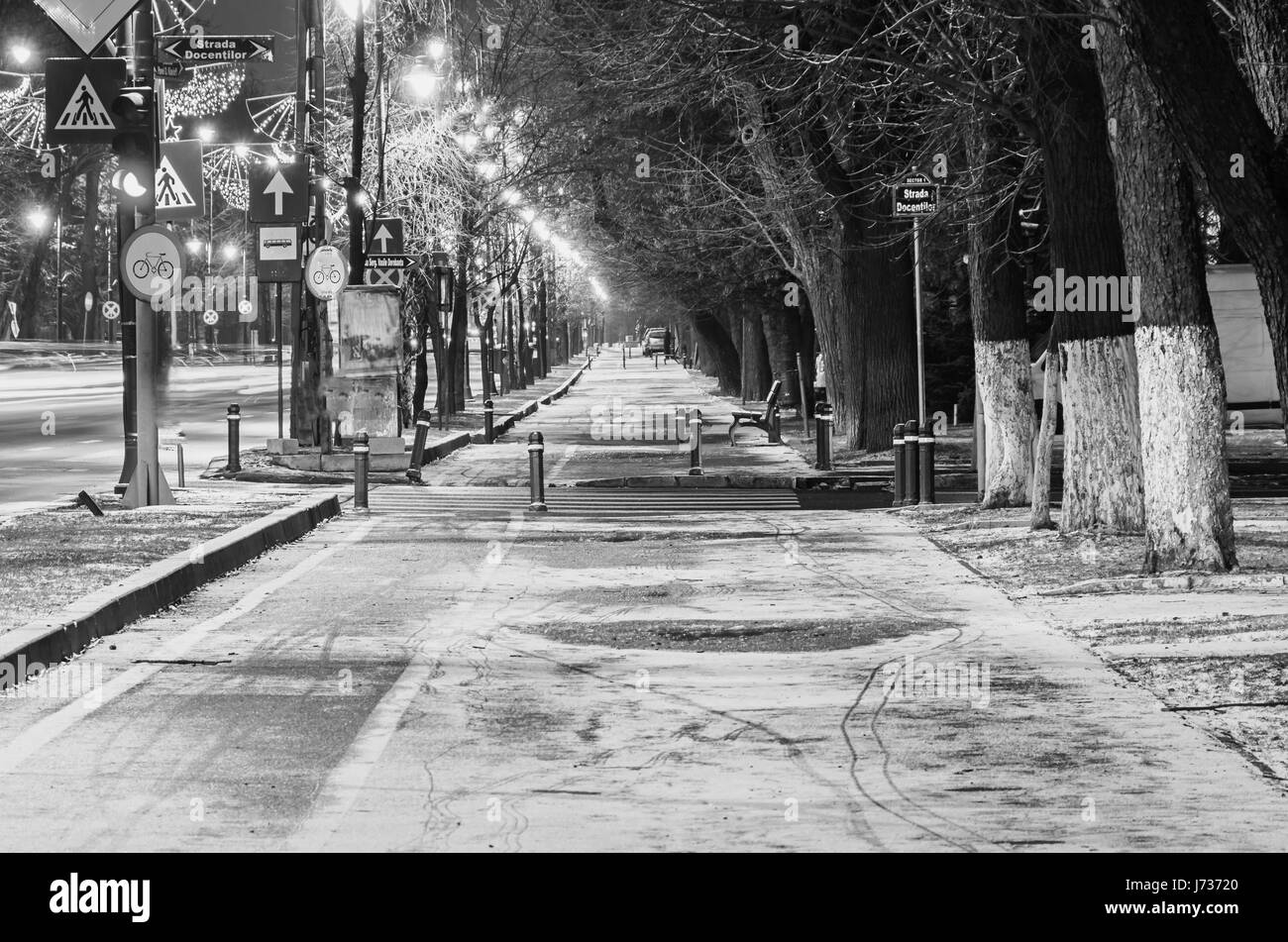 Vicolo dalla città europea, notte tempo invernale, Bucarest Romania. Foto Stock