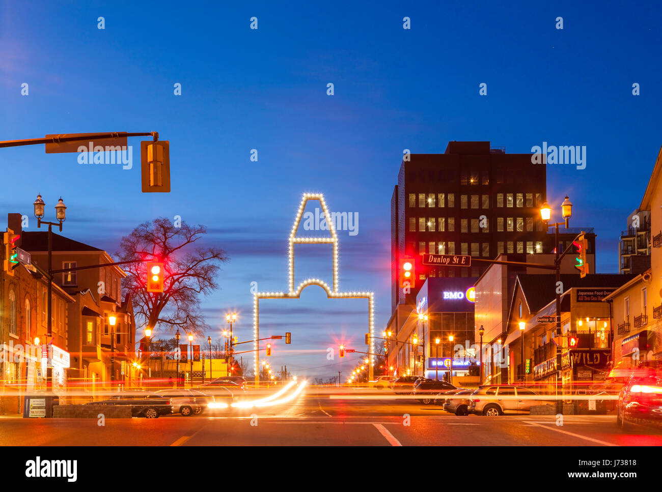 Centro di Barrie in primavera lungo Dunlop Street East decorativa con un cancello accesa fino al tramonto. Barrie Ontario, Canada. Foto Stock