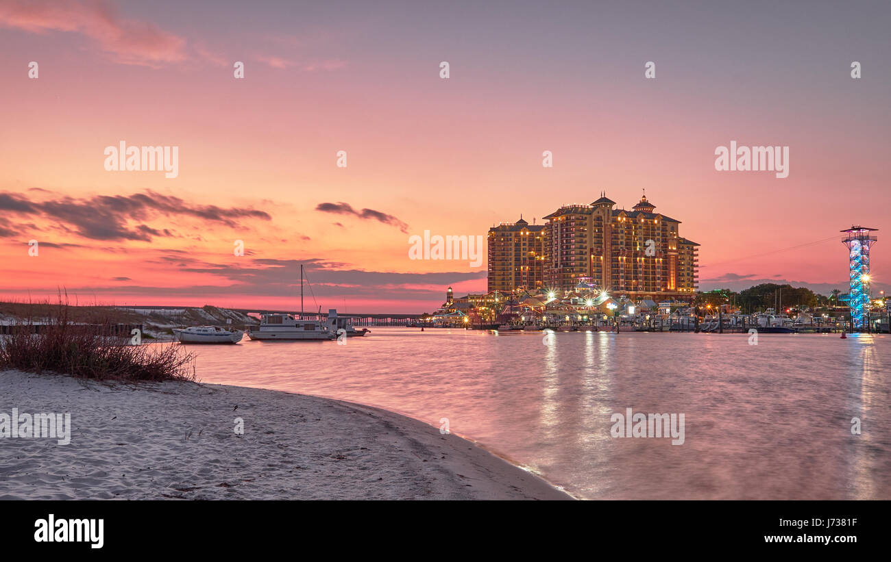 Emerald Grande Condominiums in porto a piedi Village e Marina di Destin, in Florida, Stati Uniti d'America, al tramonto. Luci appena venuta su in quartiere degli intrattenimenti. Foto Stock