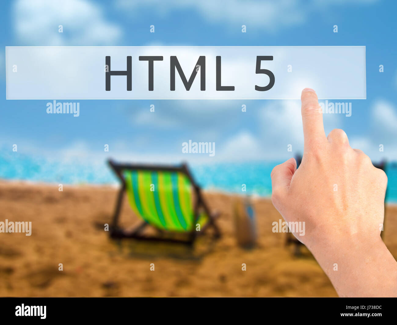 HTML 5 - Mano premendo un pulsante sul fondo sfocato concetto . Business, tecnologia internet concetto. Stock Photo Foto Stock