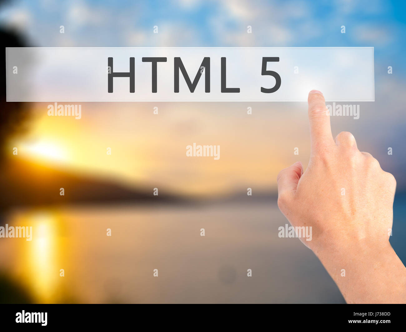 HTML 5 - Mano premendo un pulsante sul fondo sfocato concetto . Business, tecnologia internet concetto. Stock Photo Foto Stock