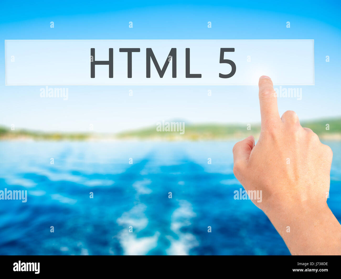 HTML 5 - Mano premendo un pulsante sul fondo sfocato concetto . Business, tecnologia internet concetto. Stock Photo Foto Stock