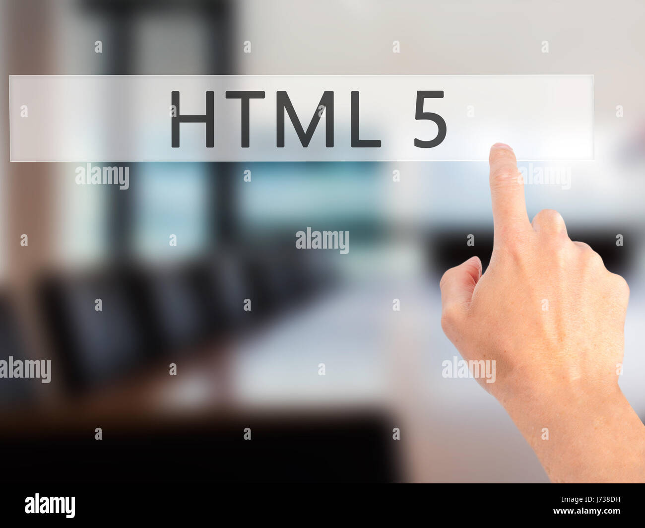 HTML 5 - Mano premendo un pulsante sul fondo sfocato concetto . Business, tecnologia internet concetto. Stock Photo Foto Stock