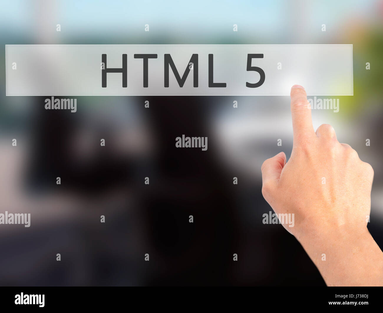 HTML 5 - Mano premendo un pulsante sul fondo sfocato concetto . Business, tecnologia internet concetto. Stock Photo Foto Stock