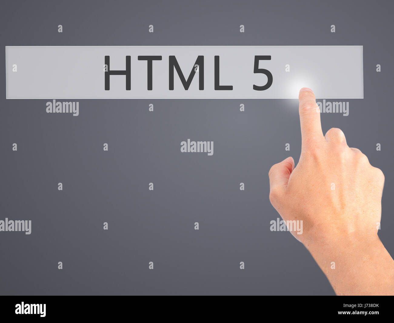 HTML 5 - Mano premendo un pulsante sul fondo sfocato concetto . Business, tecnologia internet concetto. Stock Photo Foto Stock