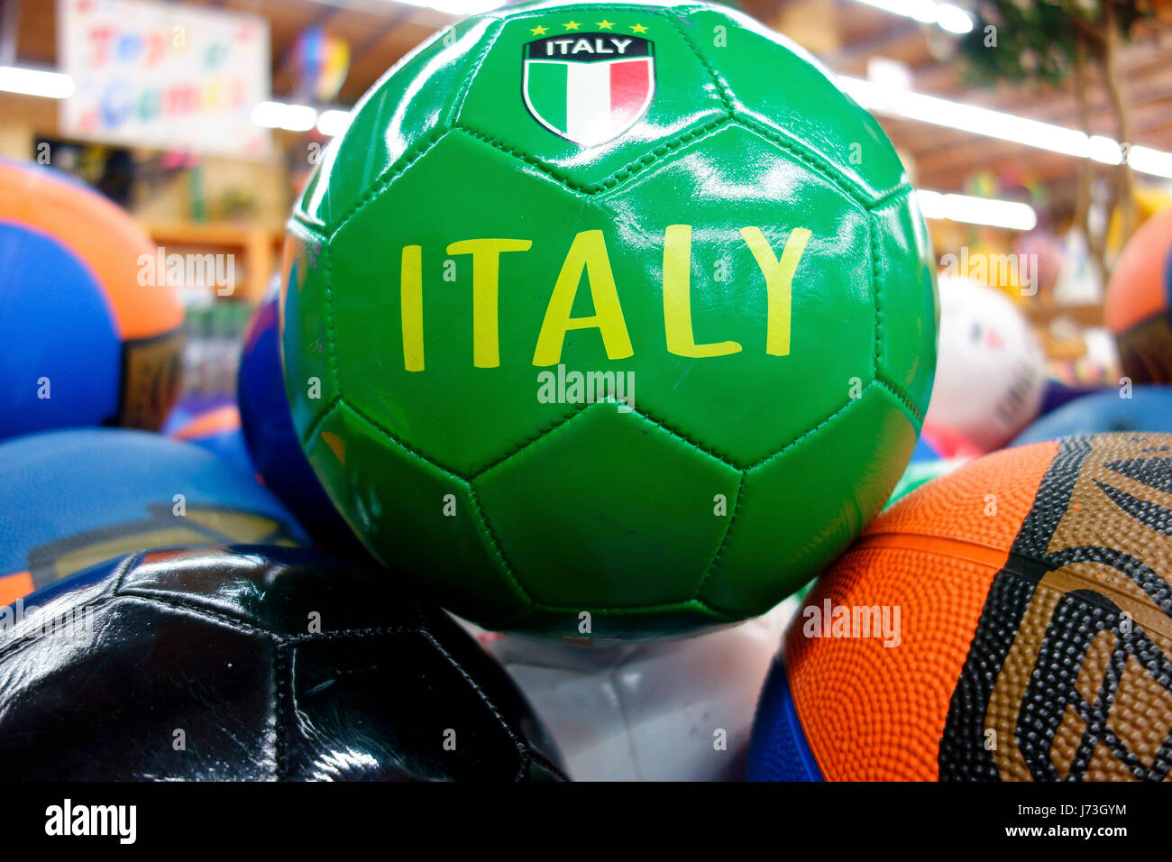 Un calcio con Italia segnato su di essa e il logo italiano Foto Stock