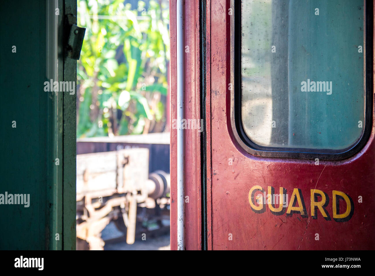 "Riparo" del vano della porta di un treno inattivi nella stazione di Kandy, Sri Lanka. Foto Stock