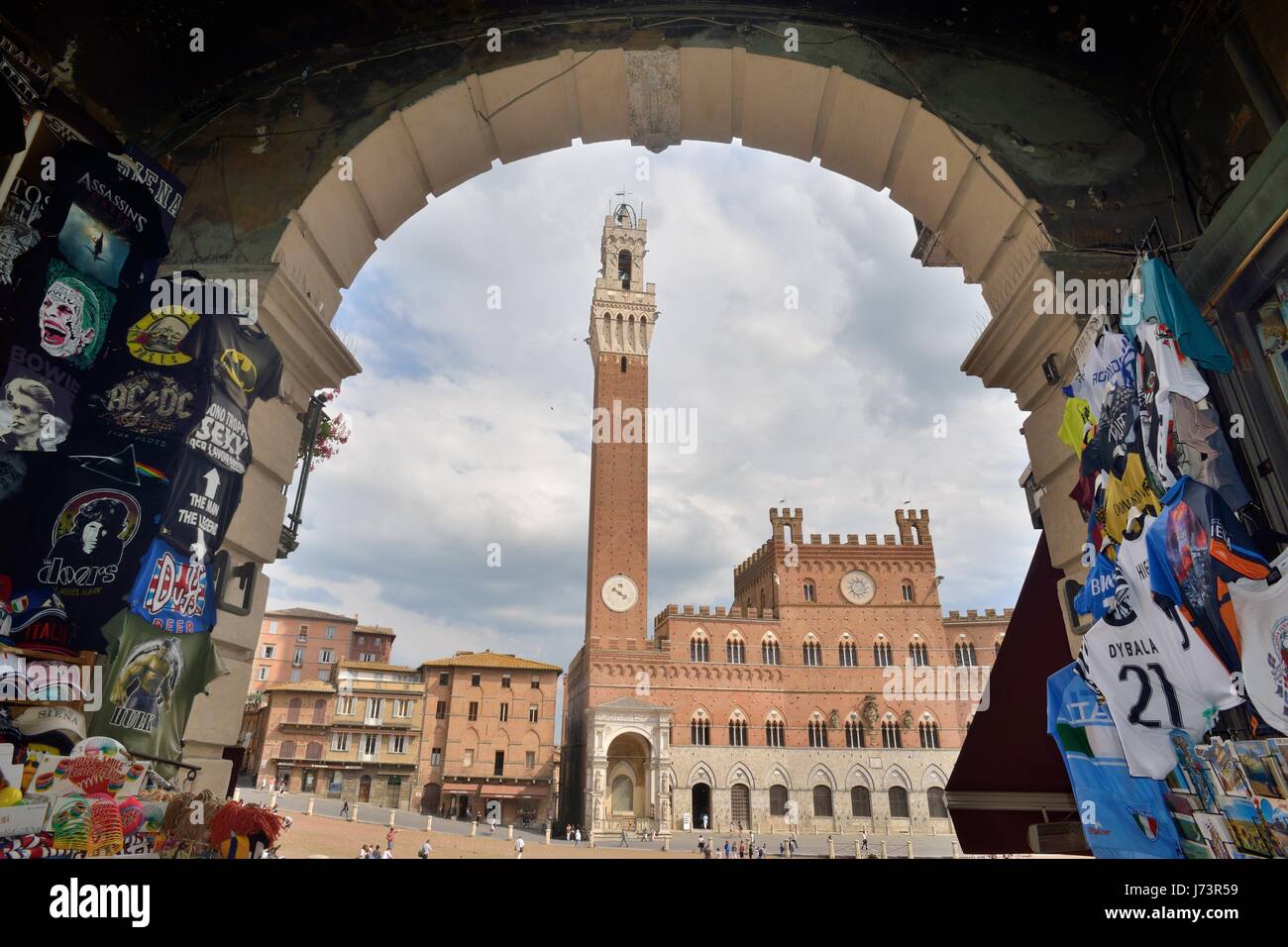 Torre del Mangia e la piazza del Campo attraverso un arco di accesso Siena, Italia Foto Stock