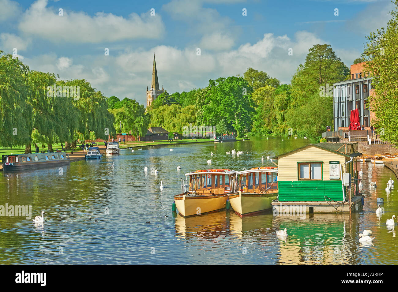 Stratford upon Avon, Warwickshire, Inghilterra e una scena estiva lungo il fiume Avon verso la chiesa della Santa Trinità Foto Stock