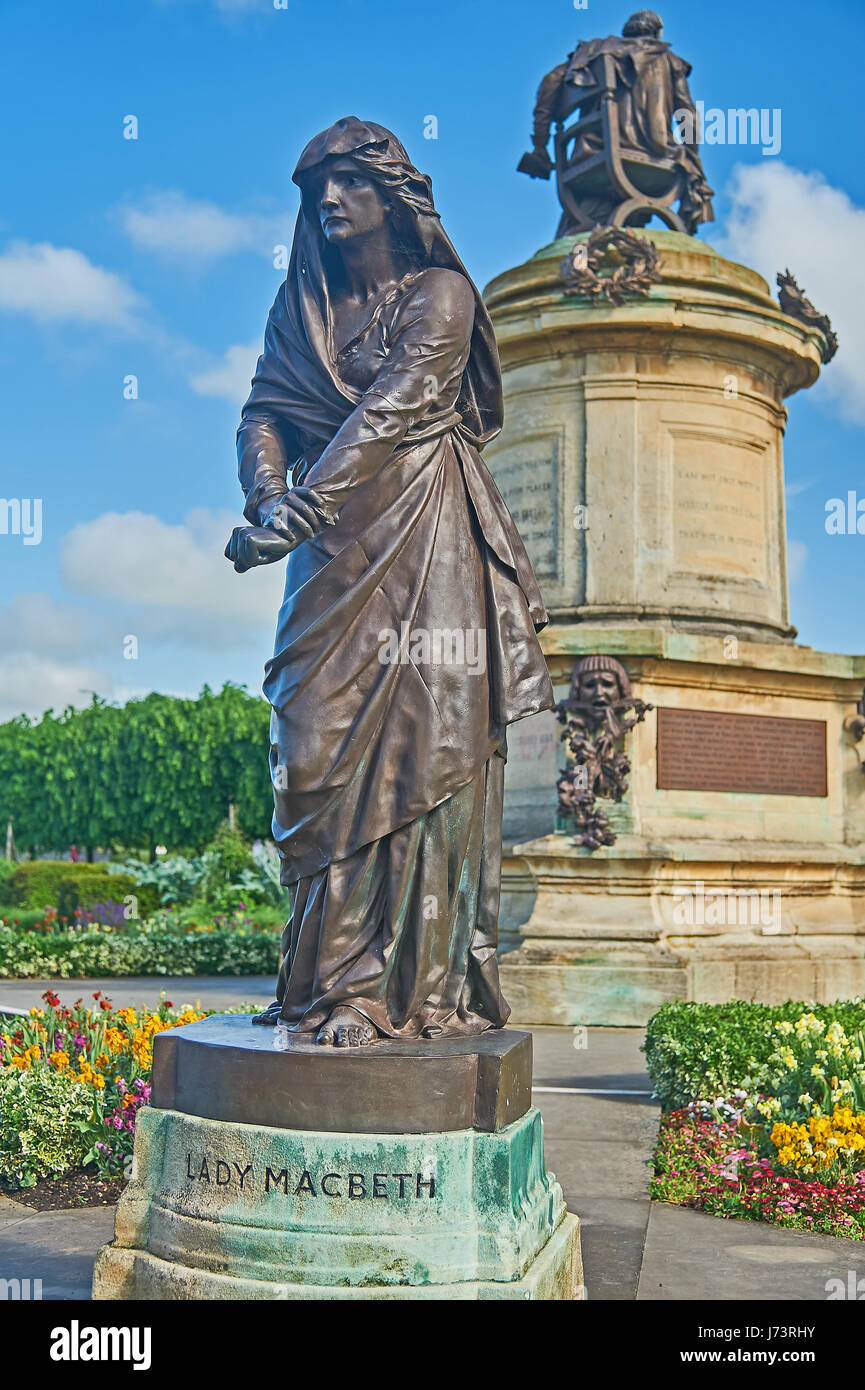 Il Memoriale di Gower statua di William Shakespeare sorge in Bancroft giardini nel cuore di Stratford upon Avon, Warwickshire Foto Stock