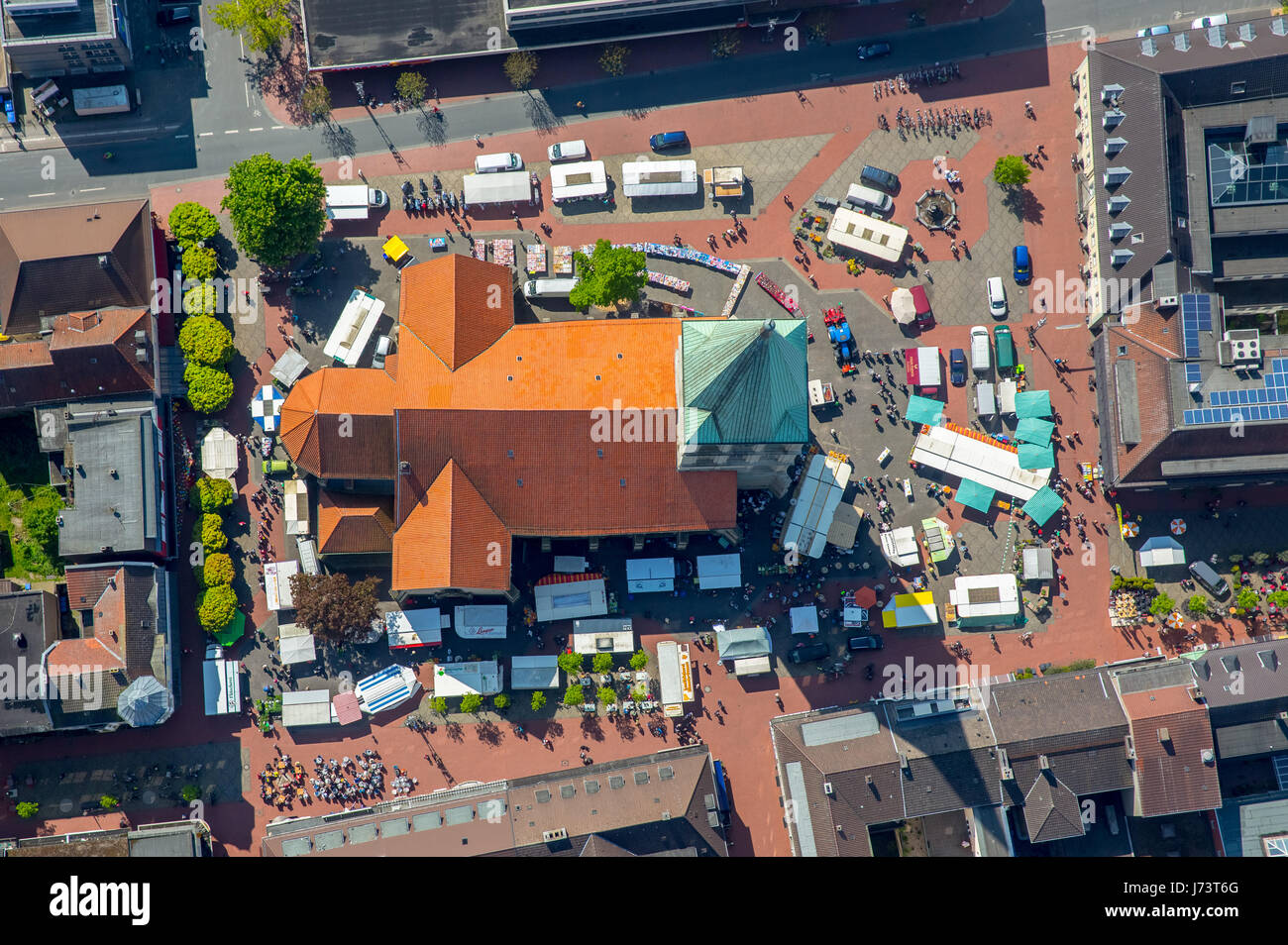 Mercato a Pauluskirche, mercato settimanale, al mercato del sabato, evangekische chiesa della città, centro città, bancarelle e un operatore di mercato, tetto in tegole, mercato di aro Foto Stock